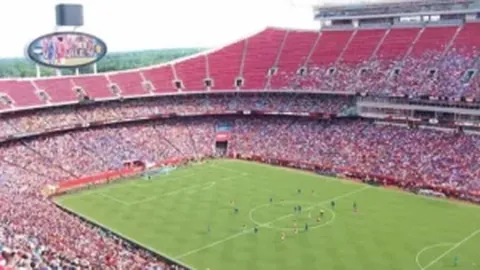 丁俊晖再攀高峰！一杆81分零封对手，比分为2-2平，迈向26冠挑战再迈新步。