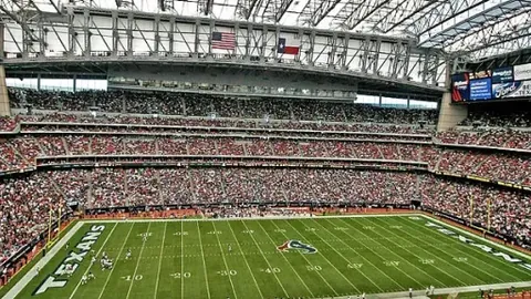 “甲亢哥全球走红背后：长城高空翻转表演、大妈亲密互动，C罗偶像跪谢致意”